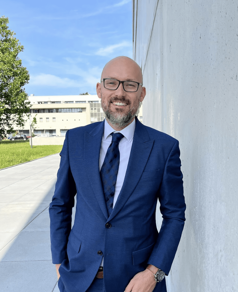 Úvodní obrázek: Úspěšný rok pro akcie, zisky korunových investorů však smazal slabý dolar
